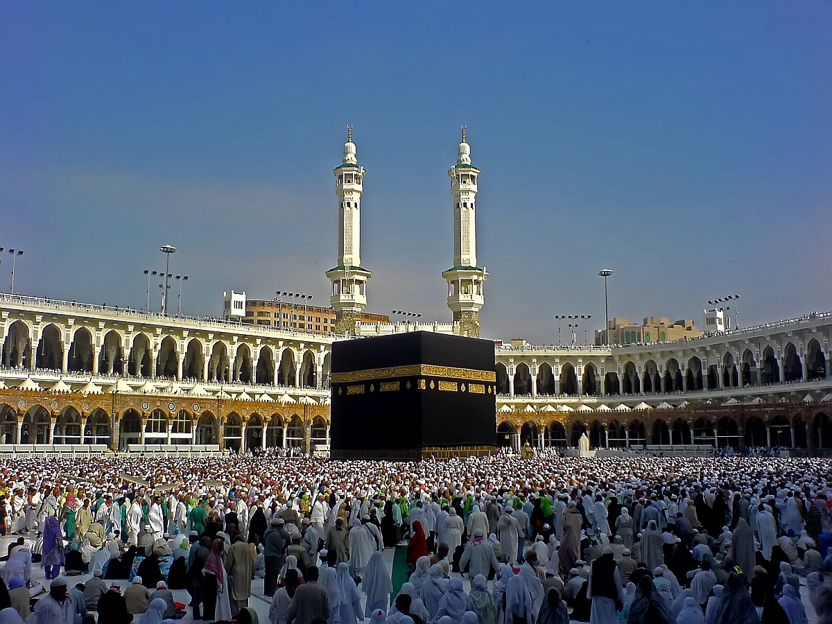 La Kaaba à La Mecque entourée de pèlerins